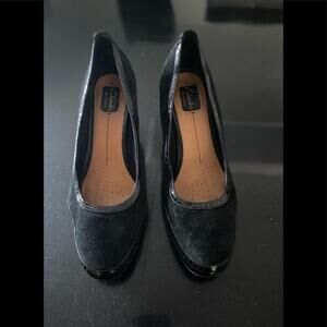 CLARKS WOMENS “ARTISAN” HEEL SIZE 11 WORN ONCE!